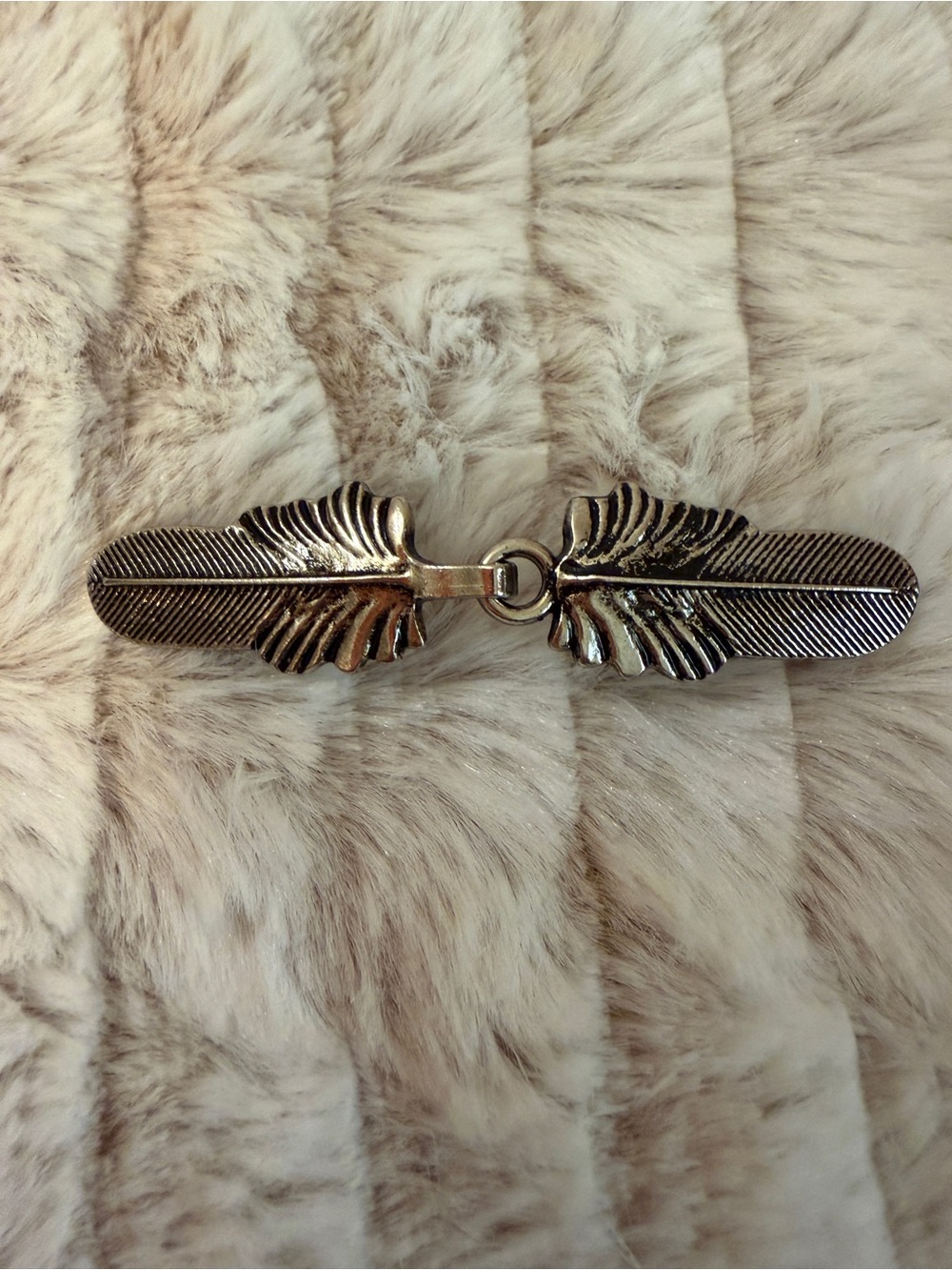 Silver-tone feather Sweater/Kimono/Wrap Closure Clip